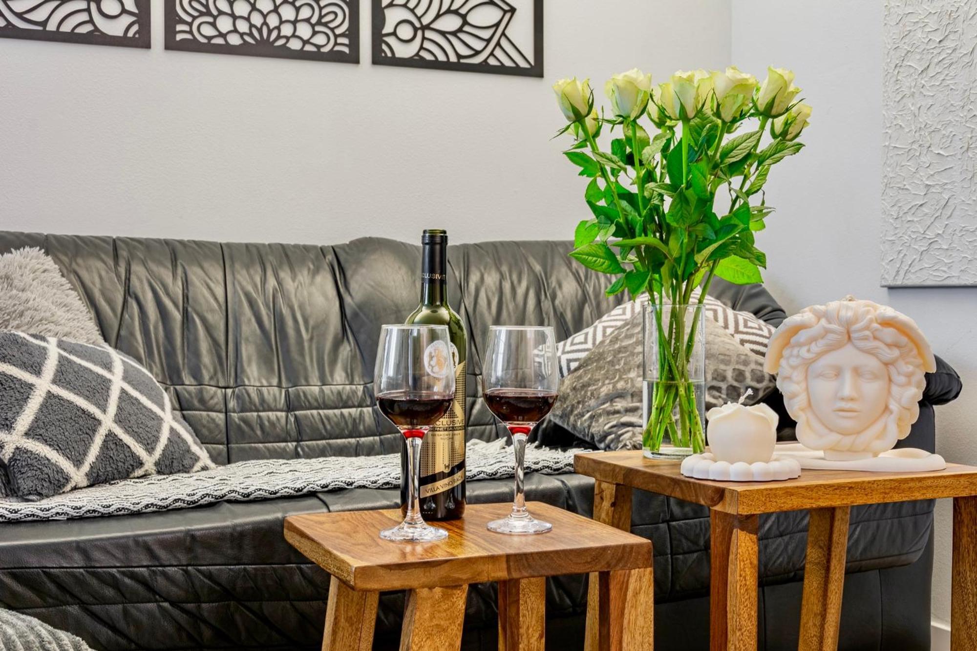 Natural-Style Apartment In The Centre Of Братислава Екстериор снимка
